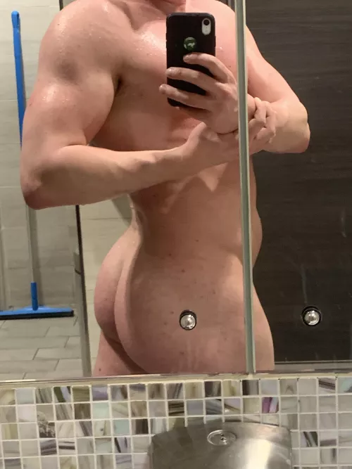 Hopping into the shower 💦