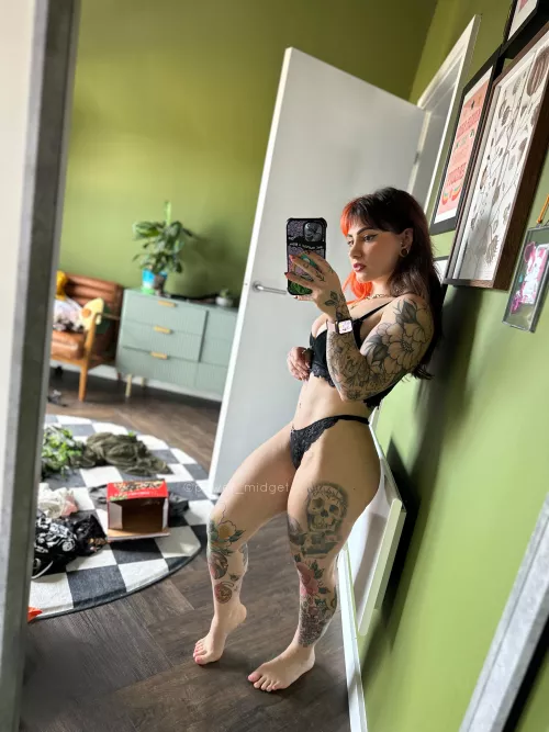 Hot girls have messy rooms 😅