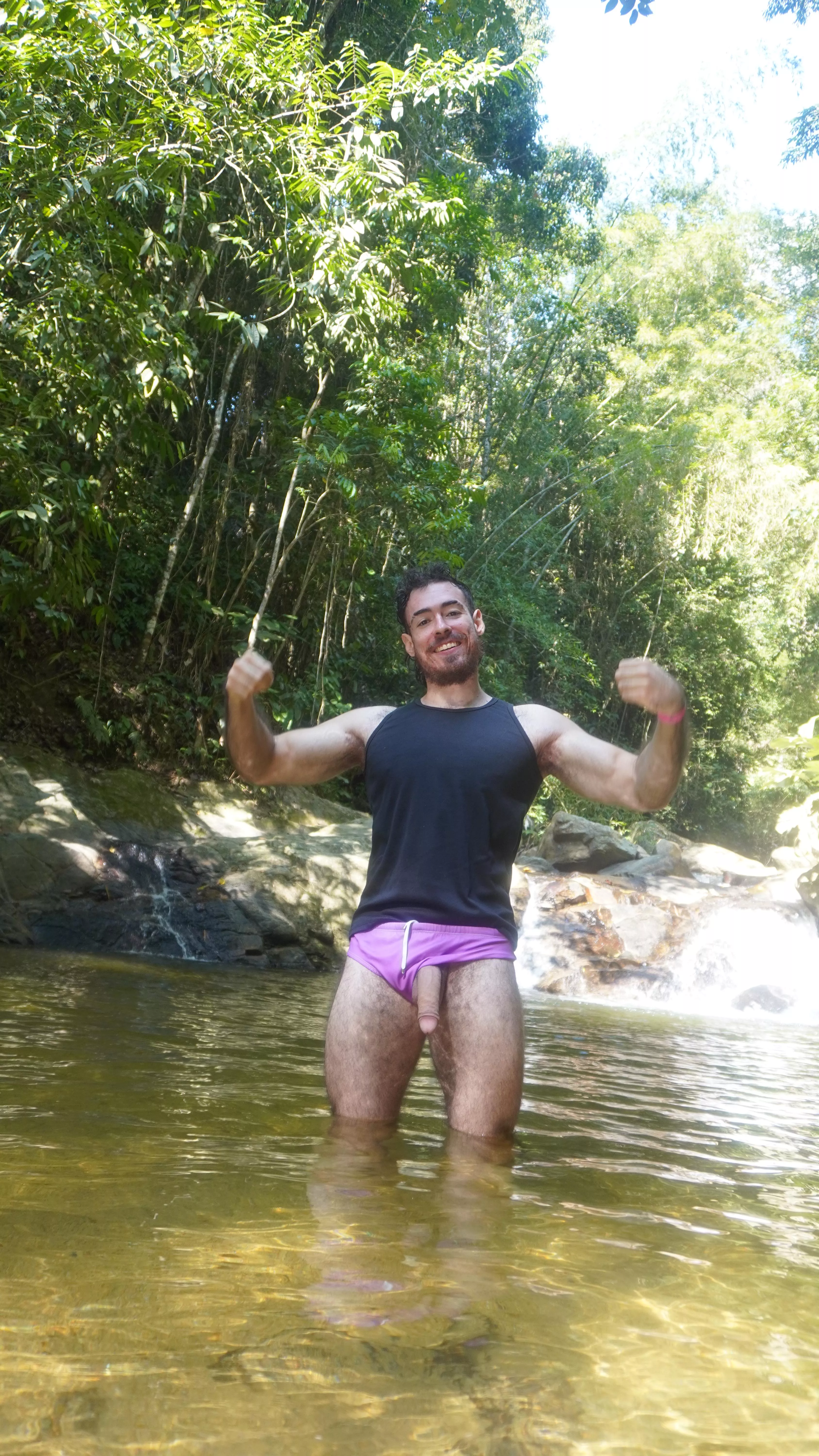 I (22)am a hairy colombian muscle boy with a huge cock 🍆🥵 would you suck me in the waterfalls 🏞️🙈😝