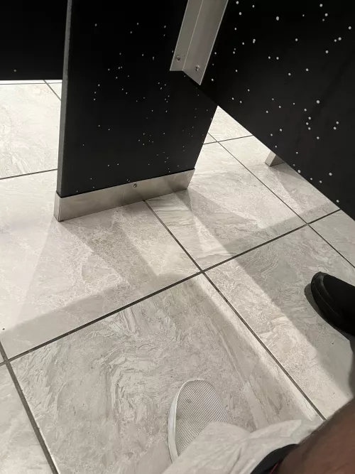 I just got the gym and this guy was tapping his foot, I’ll update yall