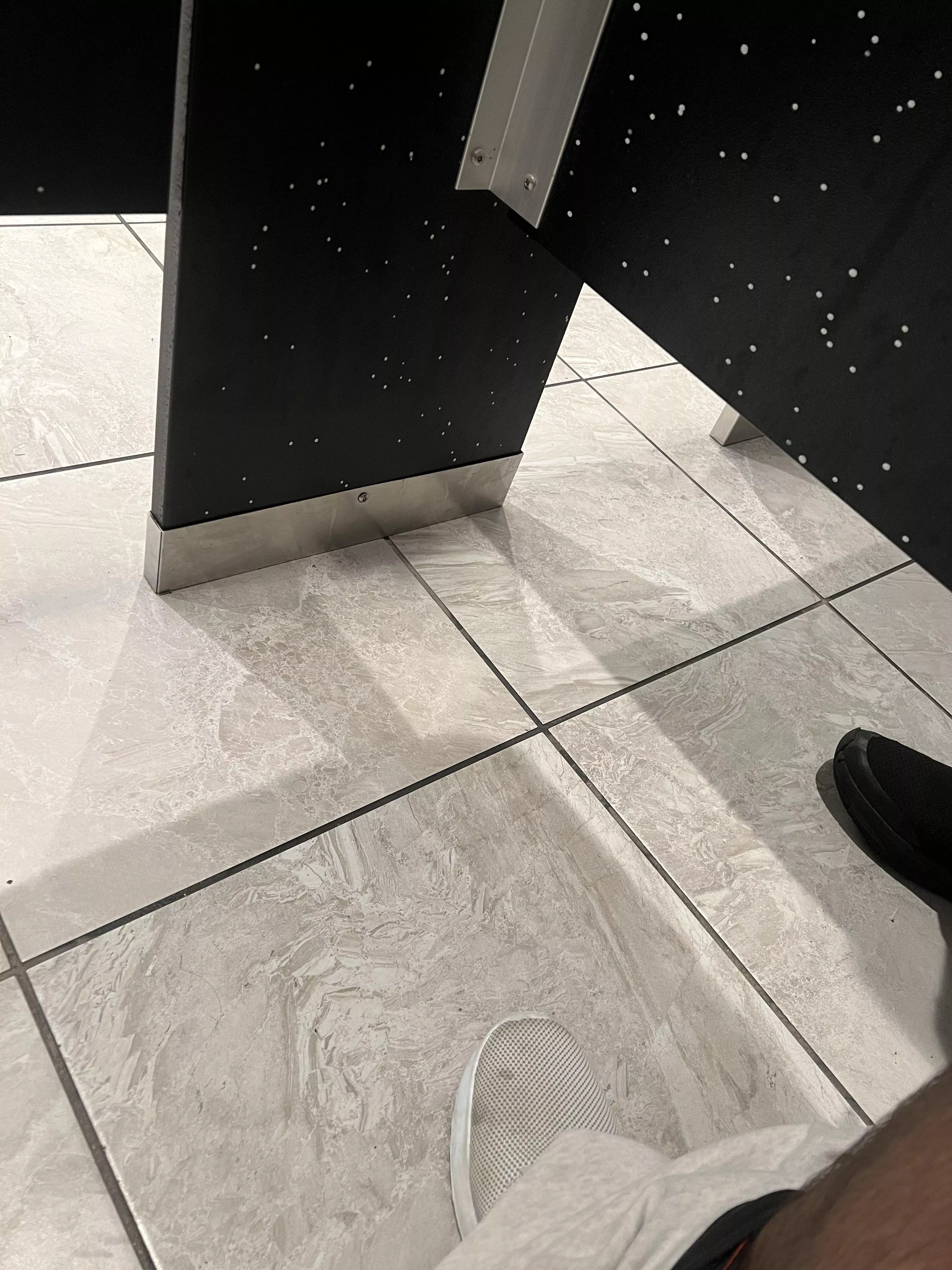 I just got the gym and this guy was tapping his foot, I’ll update yall