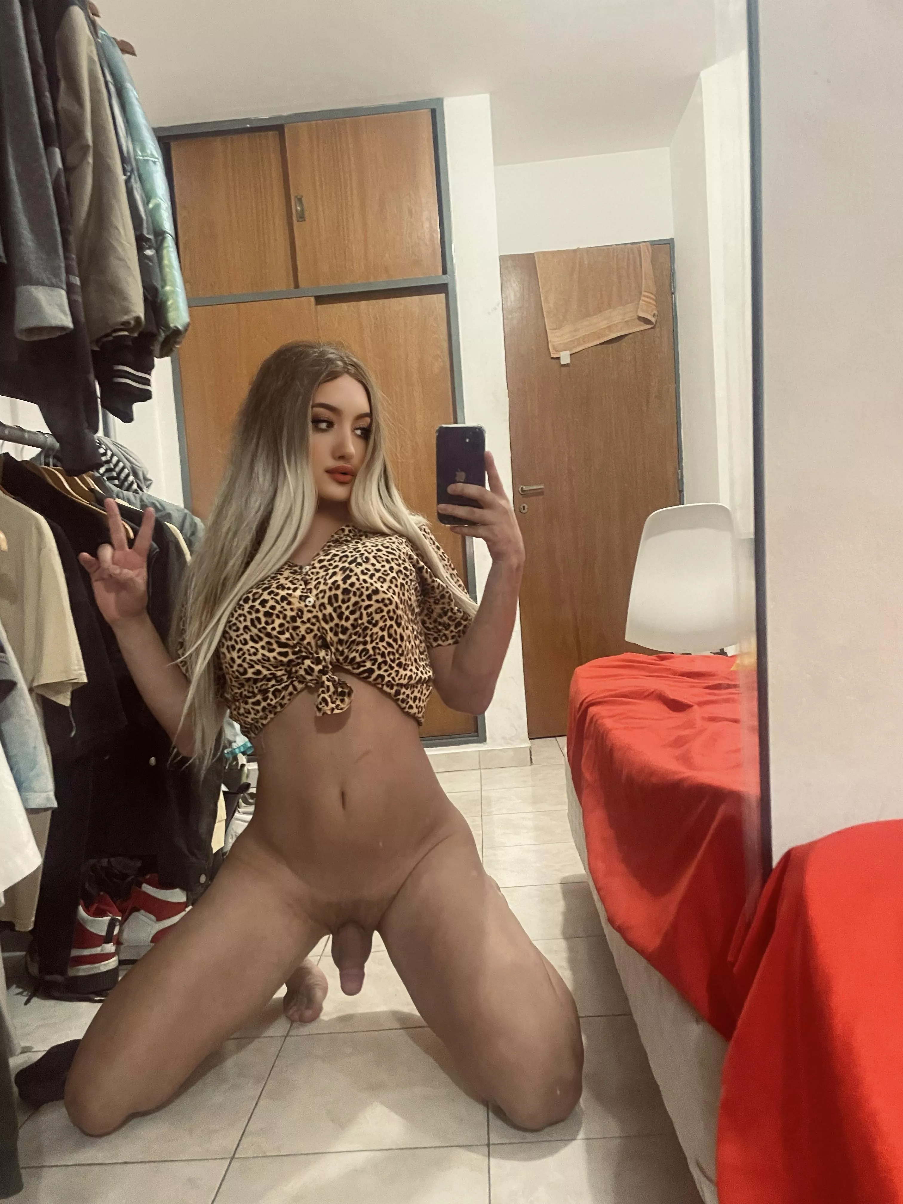 I love chatting with guys when they're horny, but some of them block me when they find out I have a dick🥺😩would you chat and masturbate with me?😈🫣🔥