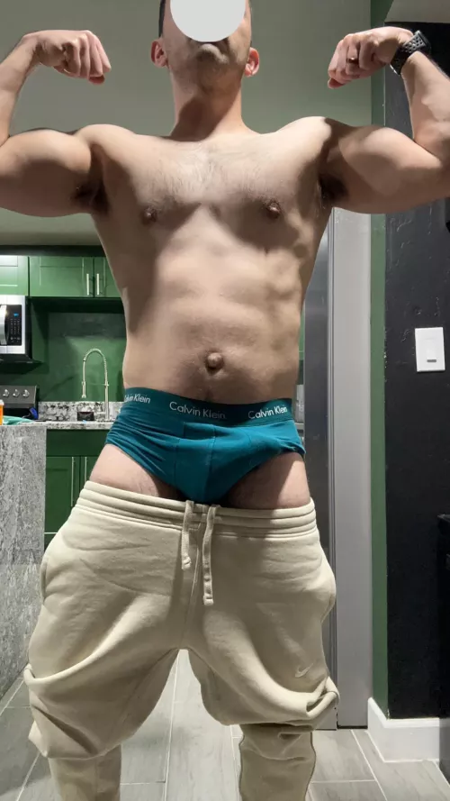 [M] Kitchen lighting hits pretty good apparently. Anyways, who is gonna come feel me up while I flex a bit?