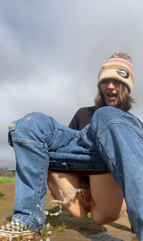 Making mud with my pee outside 😈 wanna join me