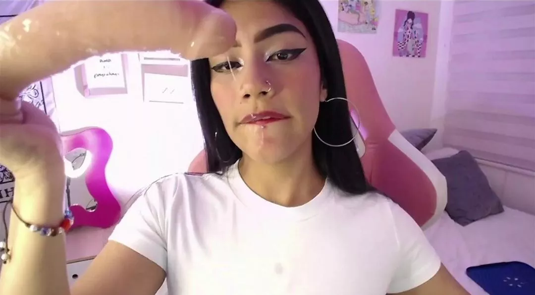 Pls name of this babe ?