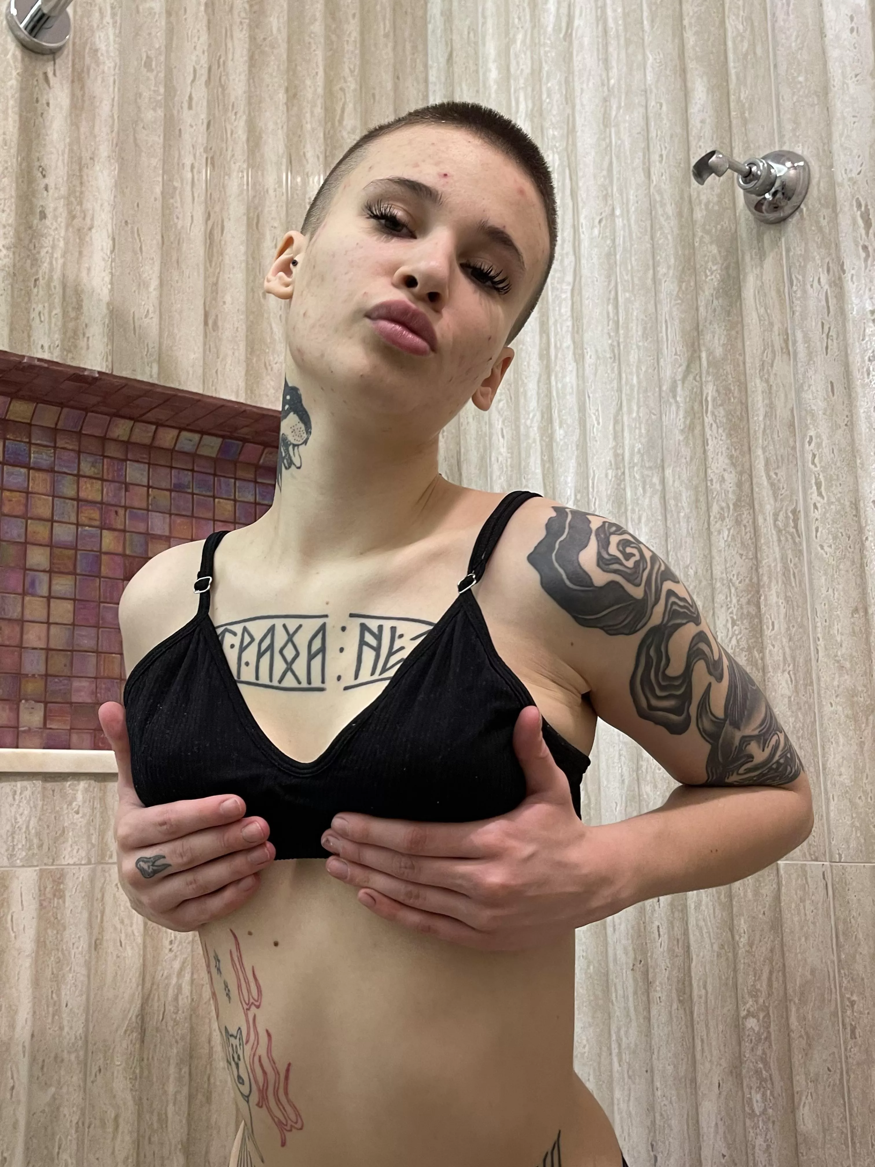 short hair and big lips are perfect