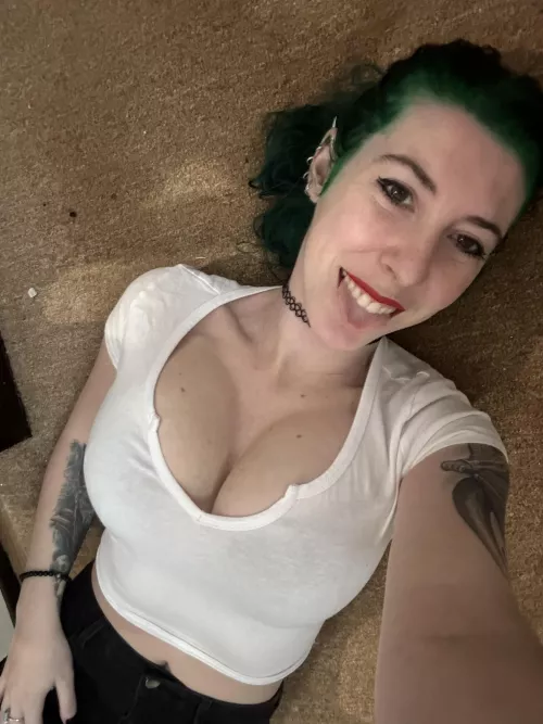 Smiling cleavage