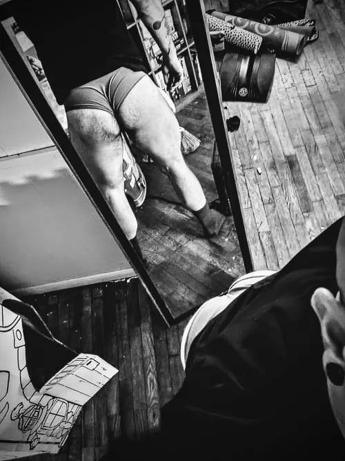 Straight leg DLs this morning. Glutes and hams feeling toasty... Happy thick thigh Thursday!