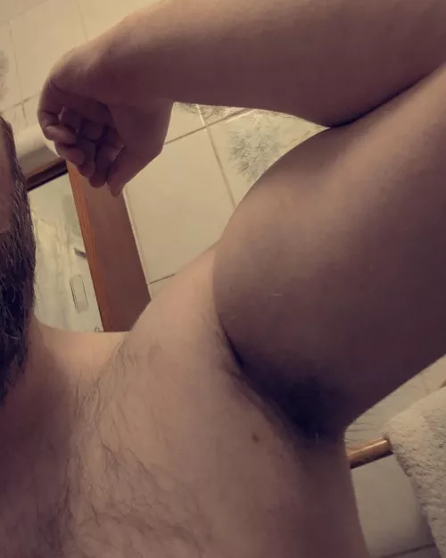 Sweaty pits after my workout 💪🏻💦