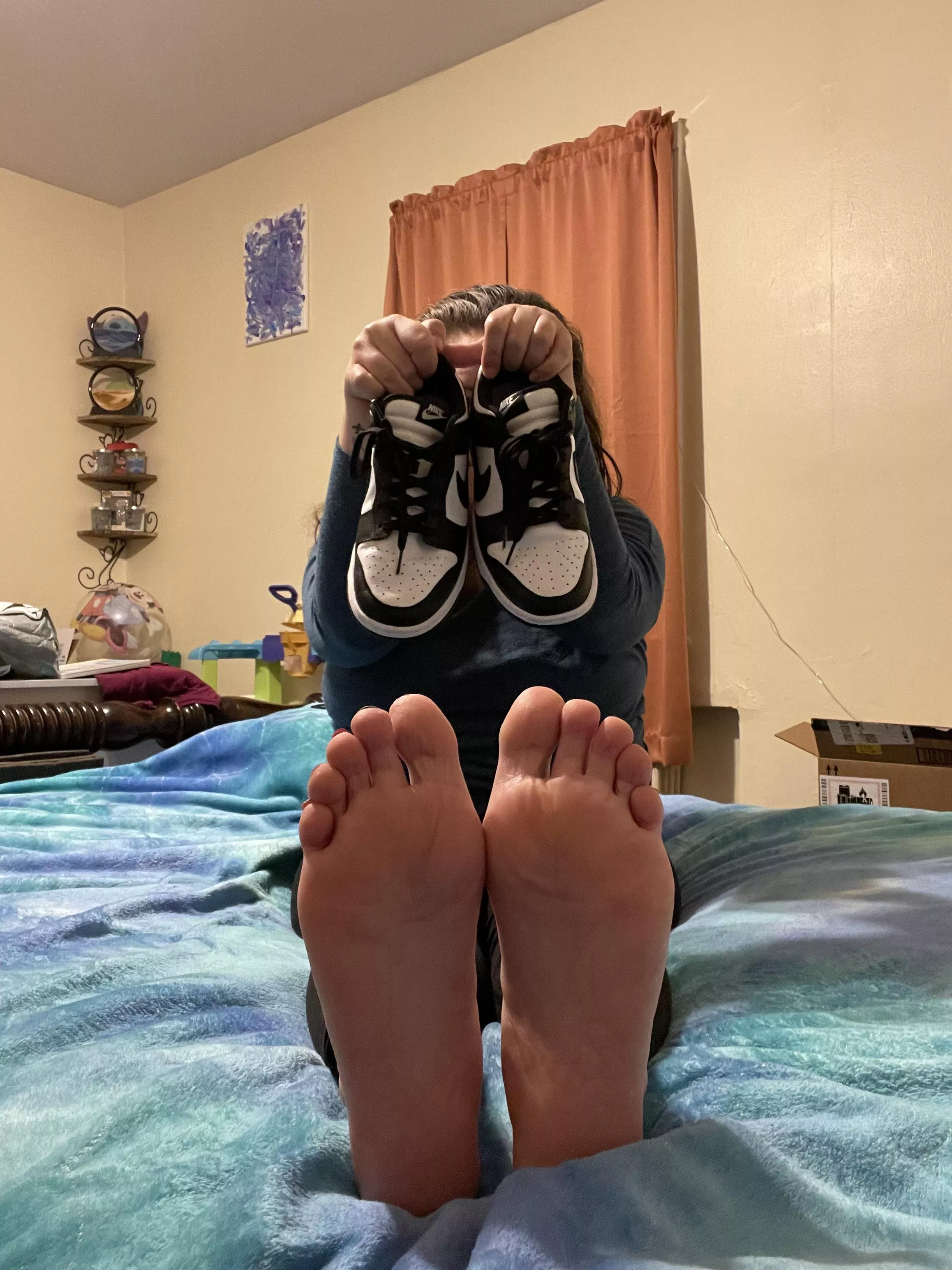 These long size 10 soles love to be licked after being in these shoes all day 👅 want a sniff? 🤭
