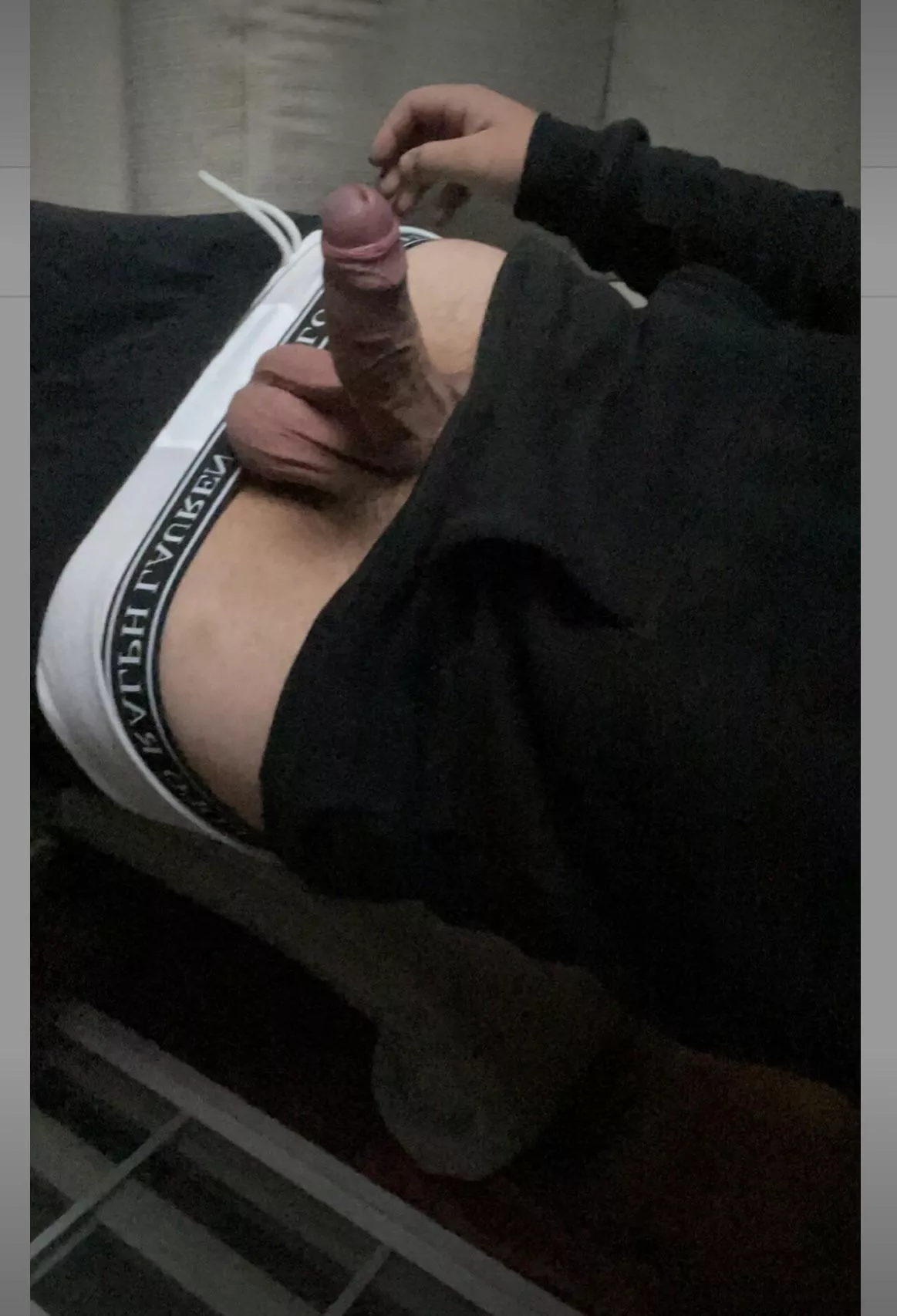 Who has a tight hole I can stretch🫣