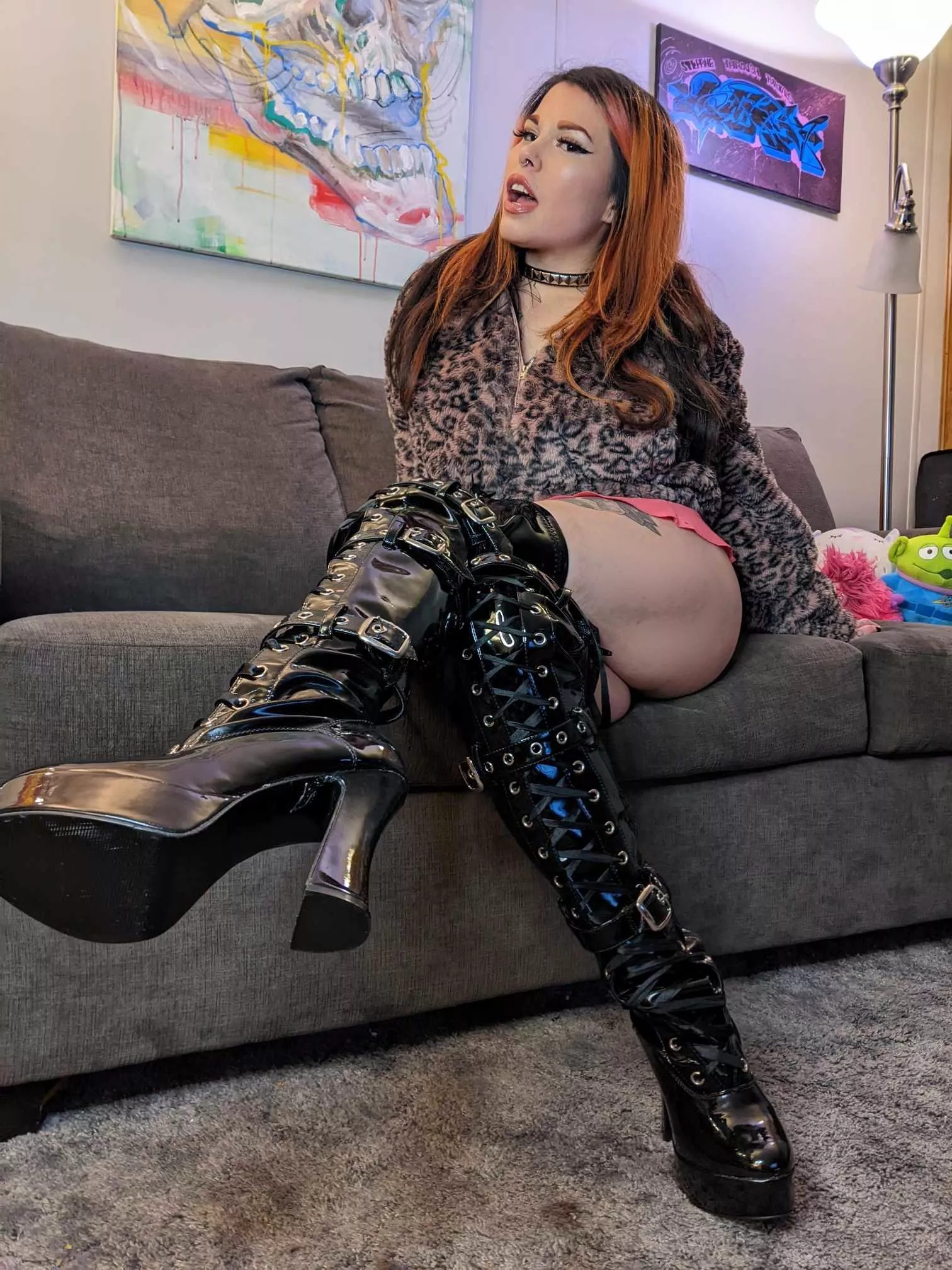 😈WHO WANTS TO LICK MY BOOTS?