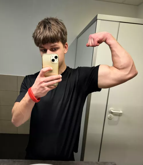 19m, do you like my forearm?