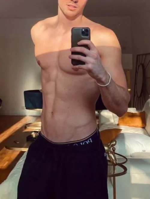 24 us. Into hairy fit men. Face first. Live is a big plus. alext6149