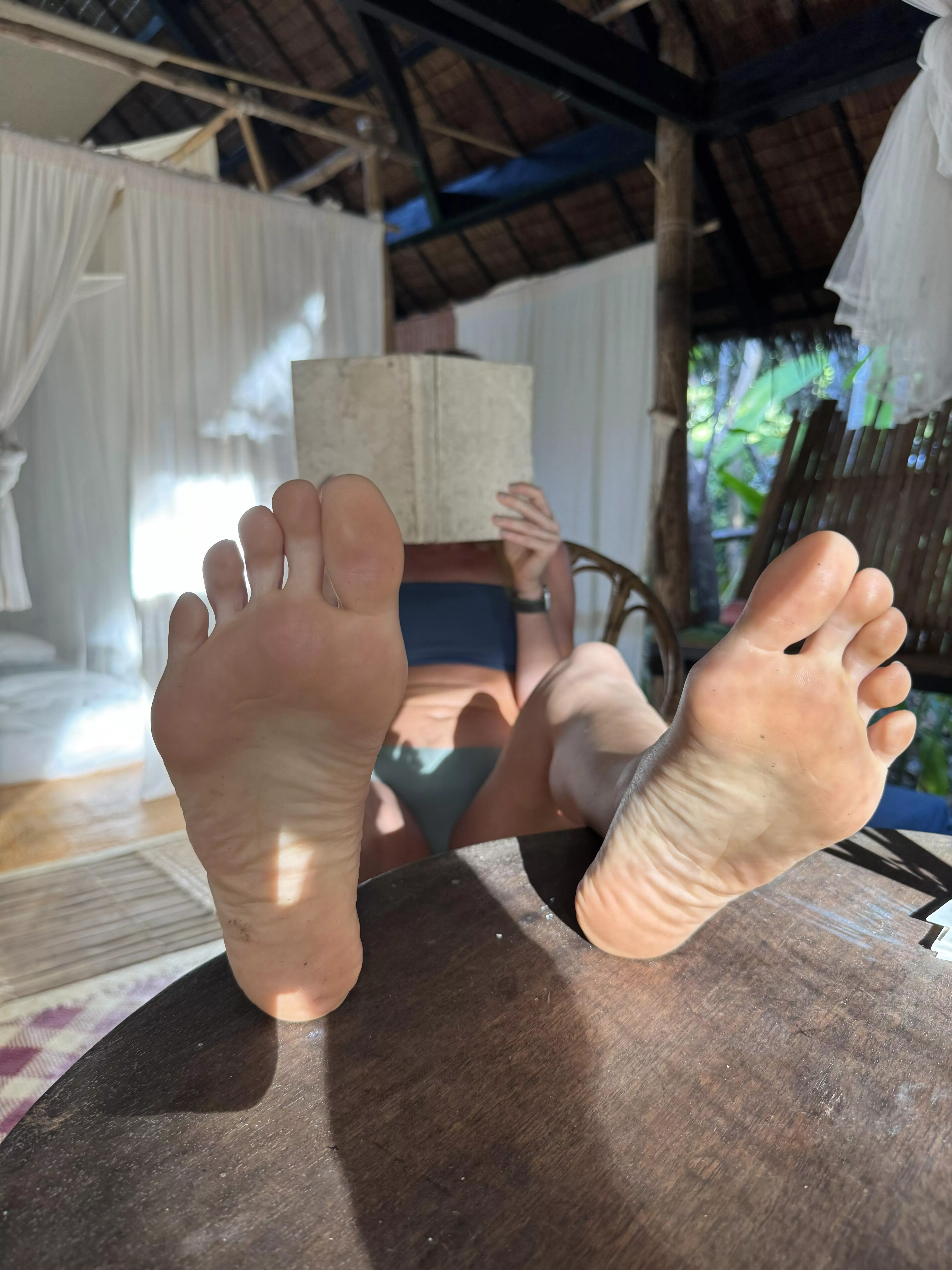 Can you entertain yourself with My feet while I read a book?