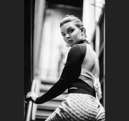 Double teaming Camren Bicondova with a bud would be amazing