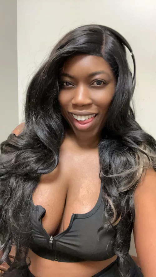 [F] 40 Gym cleavage is my favorite