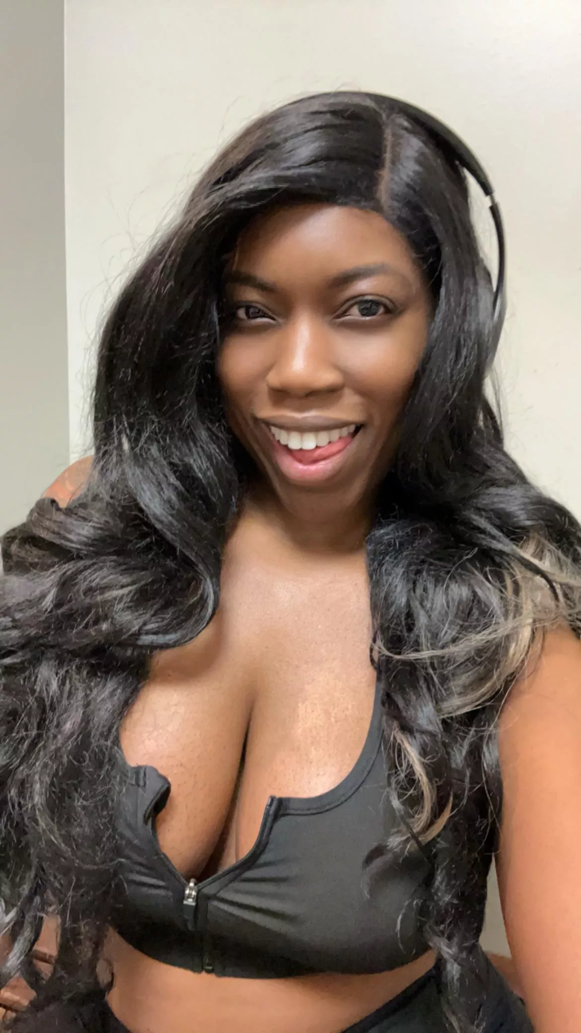 [F] 40 Gym cleavage is my favorite