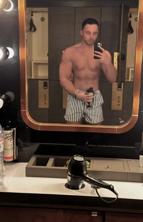 Hi friends :) shout out to my new swim shorts. Not many things beat a good stripe