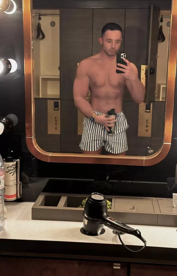 Hi friends :) shout out to my new swim shorts. Not many things beat a good stripe Hi friends :) shout out to my new swim shorts. Not many things beat a good stripe