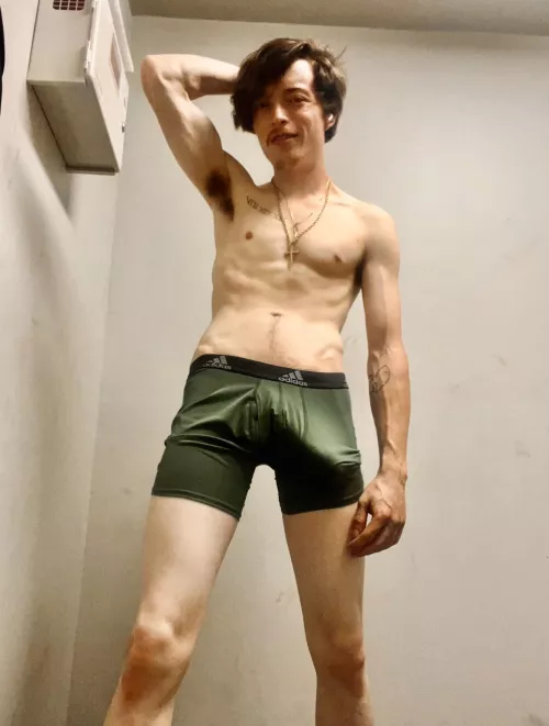 How’s this dark hairy pit look