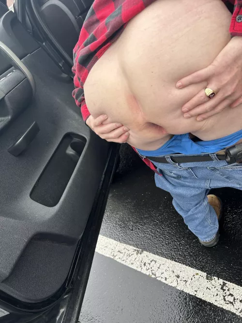 I like to piss in the university parking lot and let guys catch me.it pays off 🤤