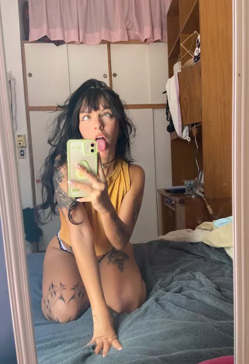 Ignore the messy room and focus on what's important👅