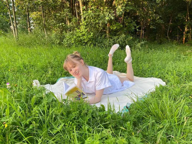 light and transparent [F]