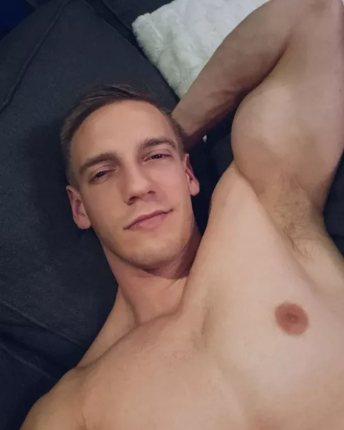 Lips or armpits first 😏👅..?