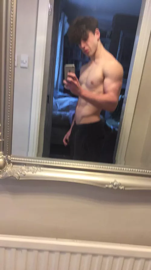 M20 looking for a submissive younger guy, add my snap e_conway1