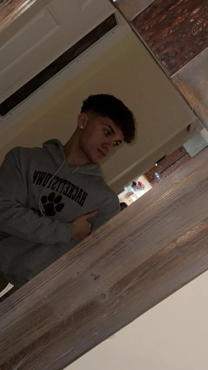 not sure I’m liking this haircut, feeling sorta insecure with the super short sides 🥺