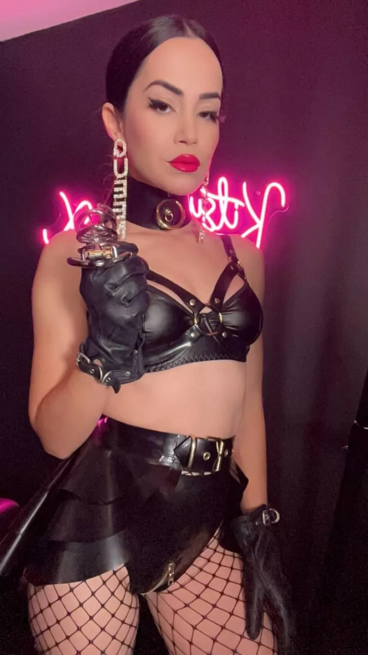 Ohh poor baby, I wish you could fuck me too, but your little baby dick is just too small, go get the strapon🍆