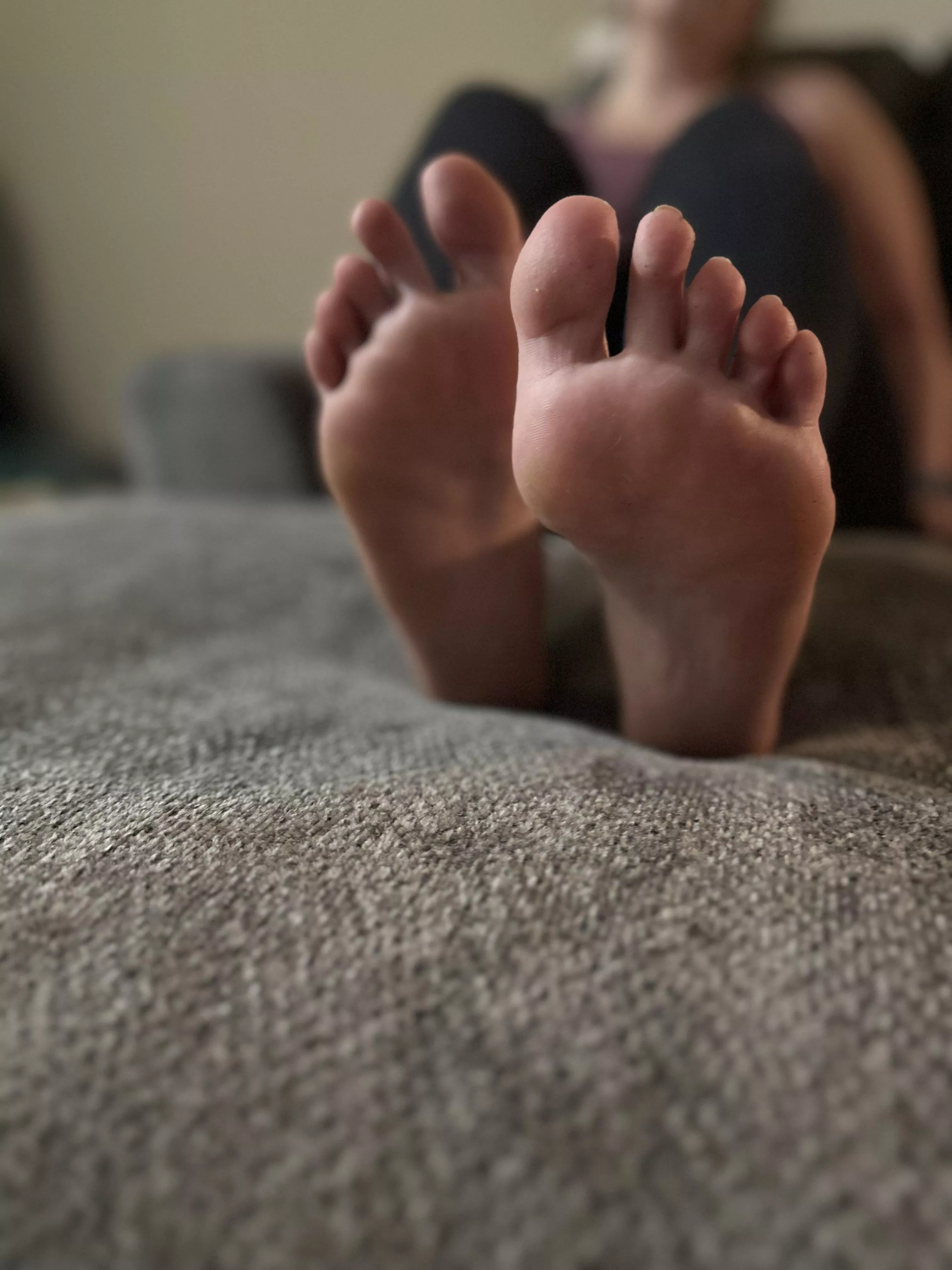 Rub my feet like the good little foot bitch that you are. I just know you wish I were rubbing them all over your face hahaha 🦶🏻