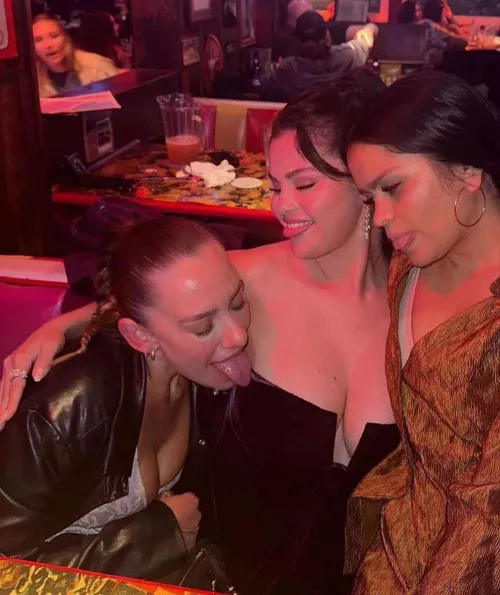 Selena Gomez with friends