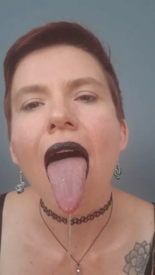 Short hair, long tongue 👅