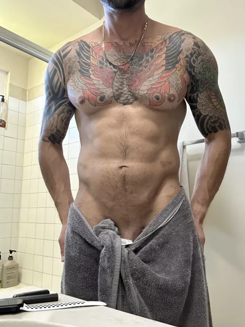 Towel is dropping in 3,2,1 🤭 [33]