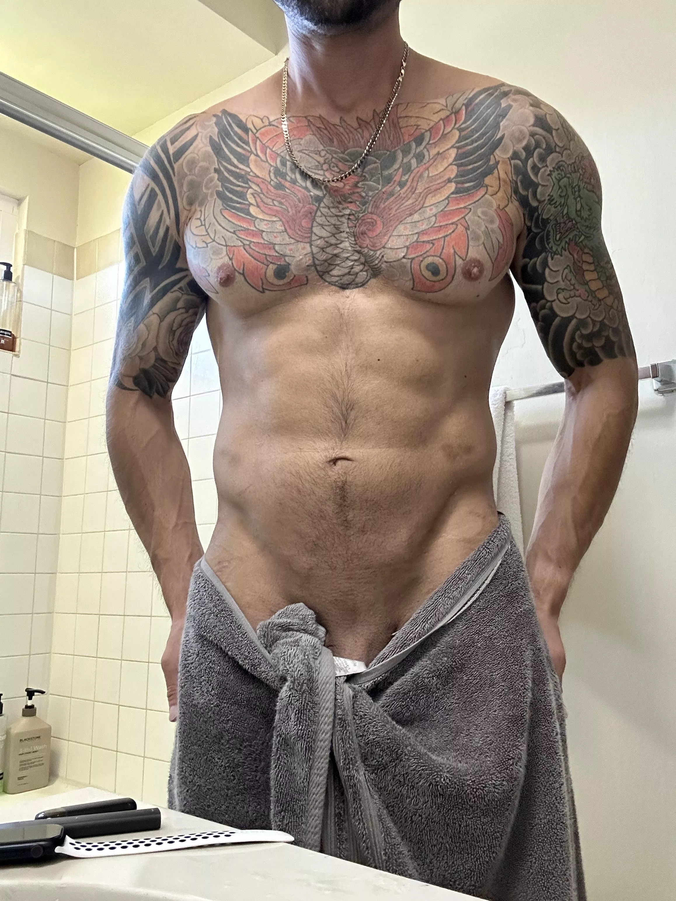 Towel is dropping in 3,2,1 🤭 [33]
