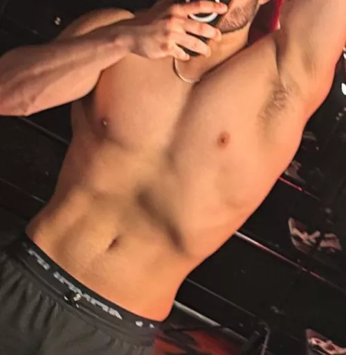 Who wants too smell my sweaty pits?😈