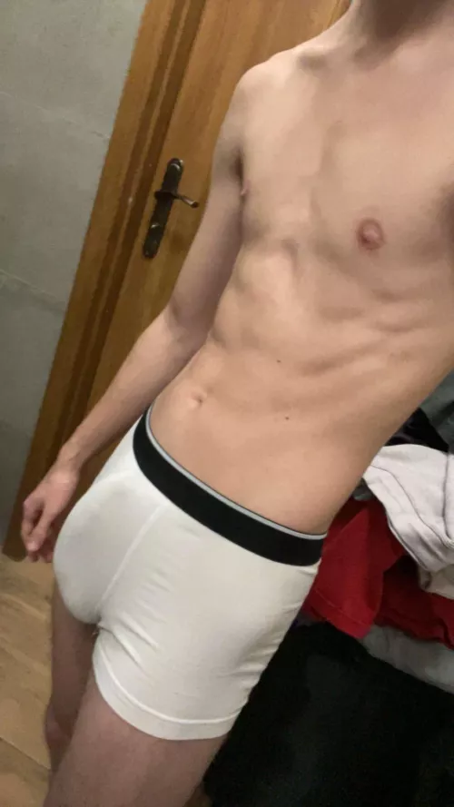 19 Poland looking for muscular/fit/public