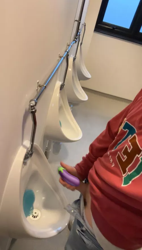 23 uk, love showing off at urinals😈