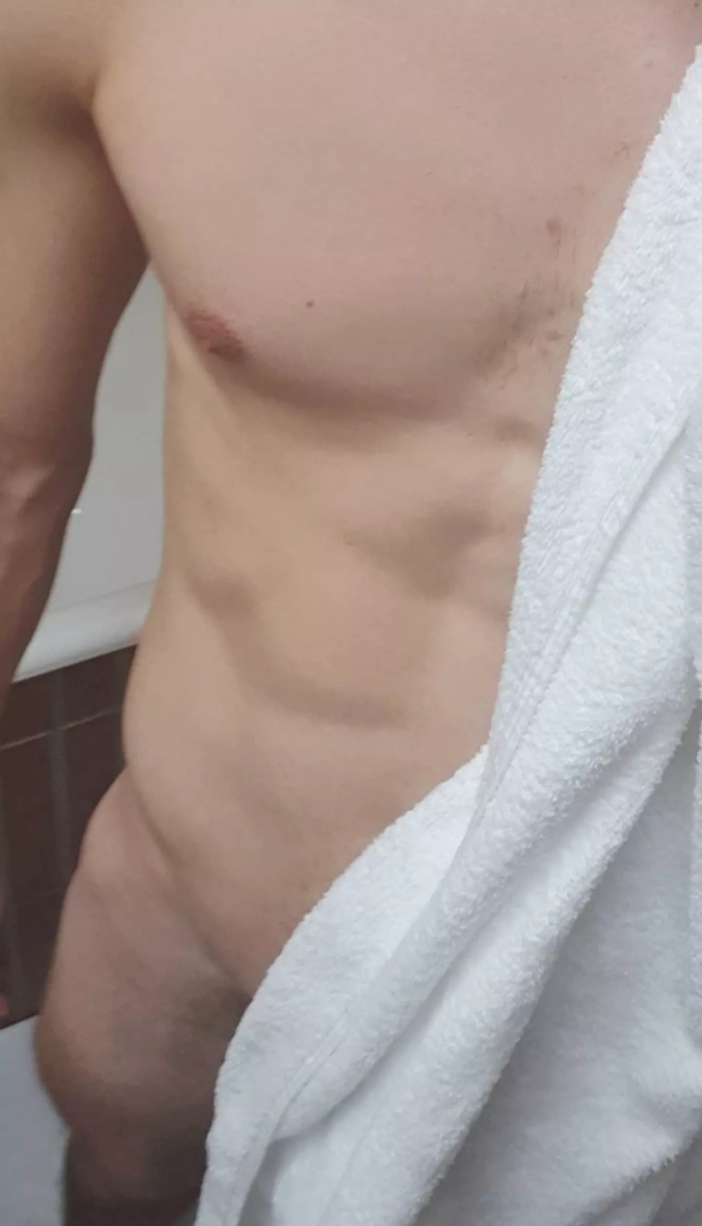 24 straight guy here. Any fit guys wanna compare muscles? Add my instagram: batica_gym99