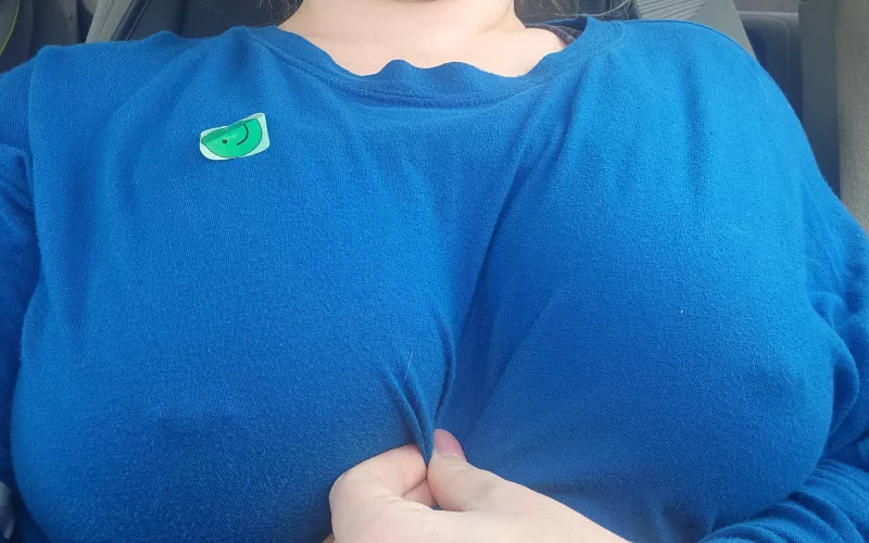 Braless car selfie 🤤