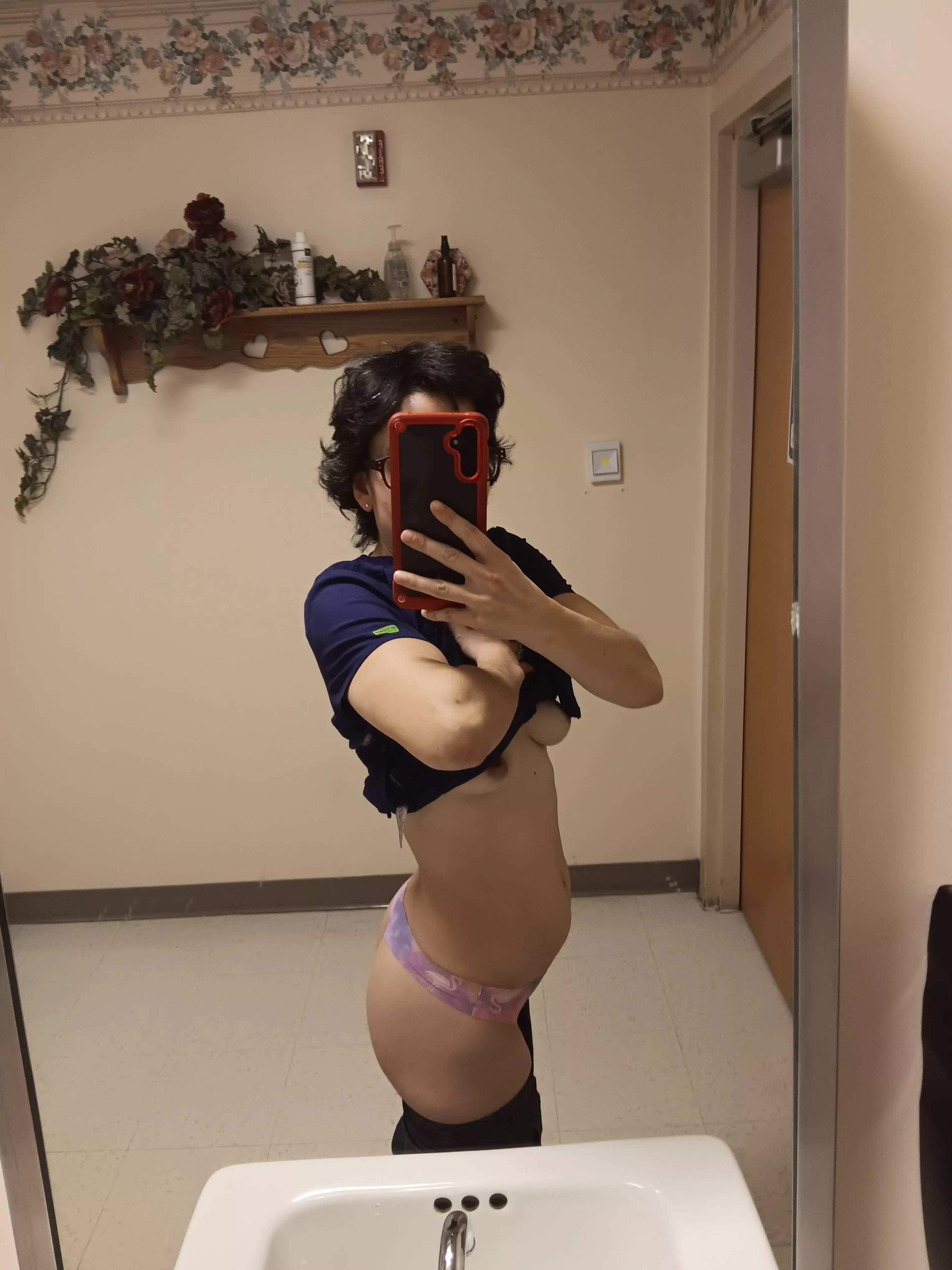 Cum meet me in the bathroom for some sexy funky fun 😜