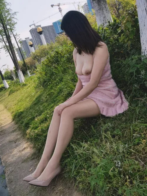 Exposing her tits in a public park