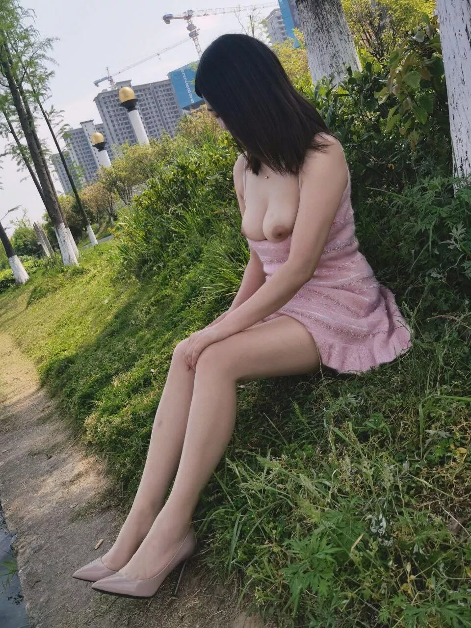 Exposing her tits in a public park