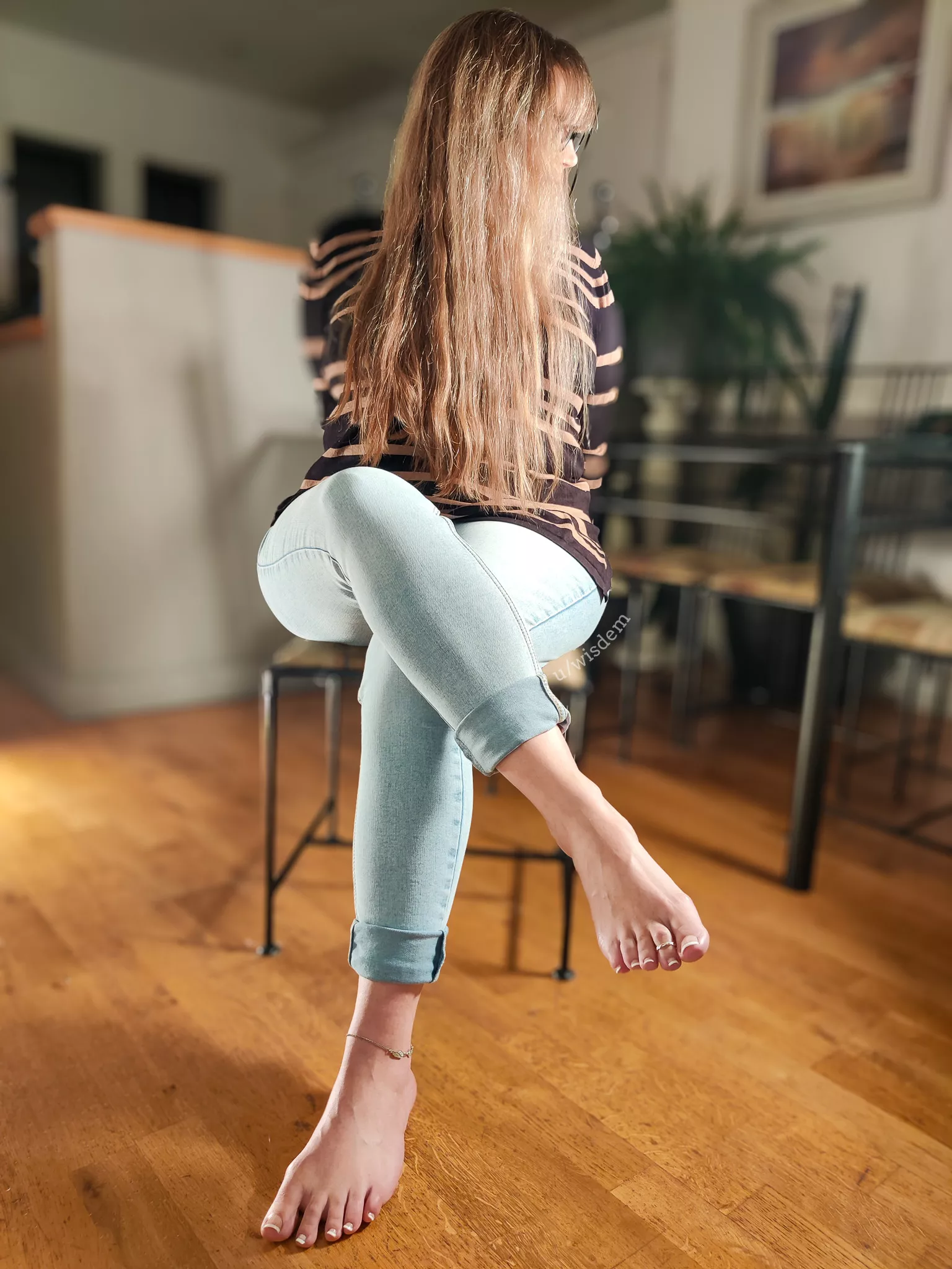 Full-body reveal! Still too shy to show my face but I hope my feet make up for it 😌