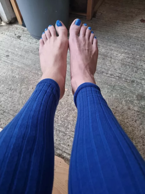 Getting my toes out in the workshop 💙