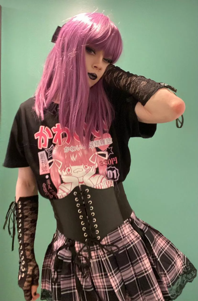 I think the black and pink combo is growing on me🖤💕🖤