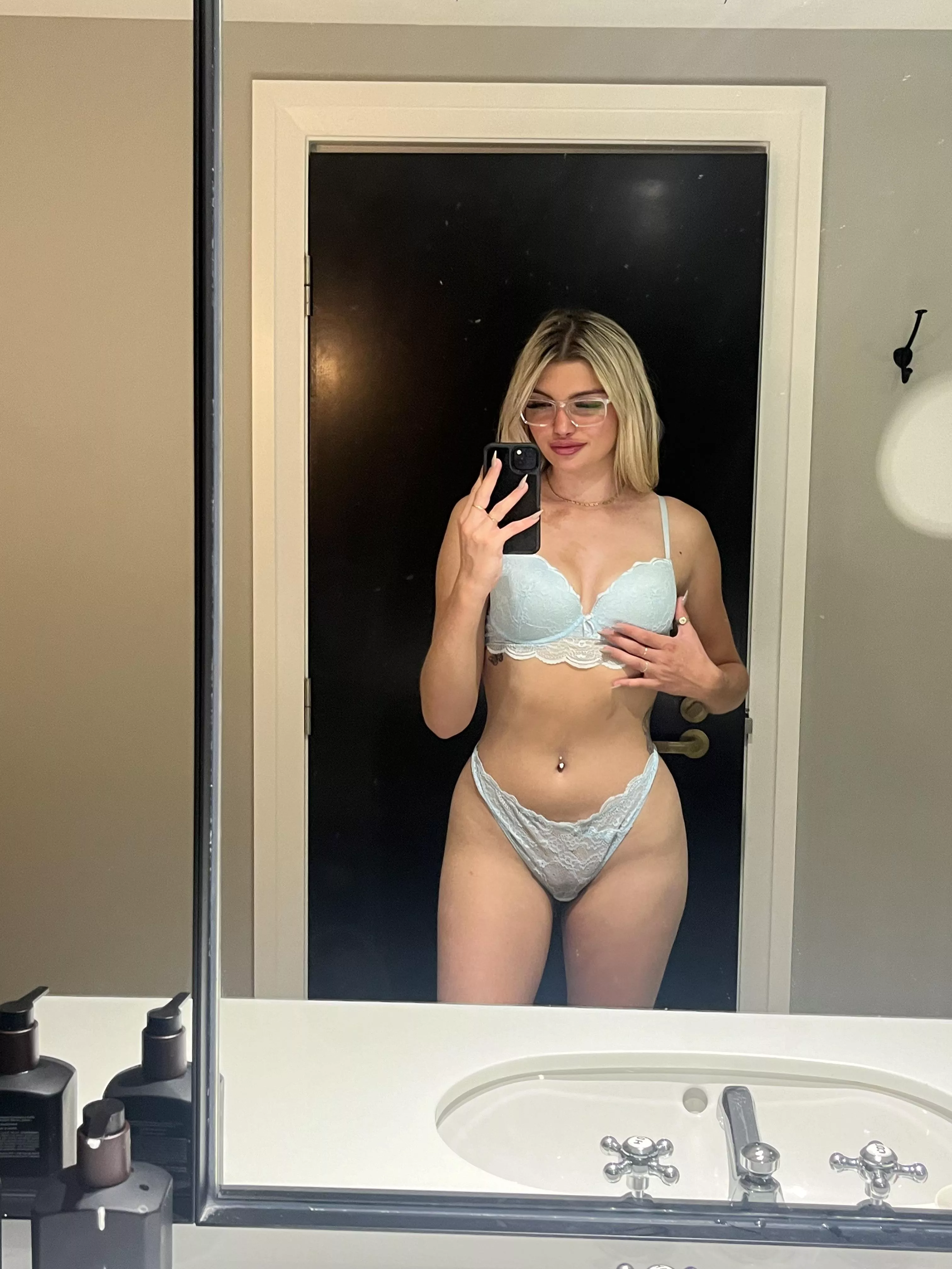 im the kinda girl that takes a load in her mouth and spits half out onto my tits for your viewing pleasure ☺️😋