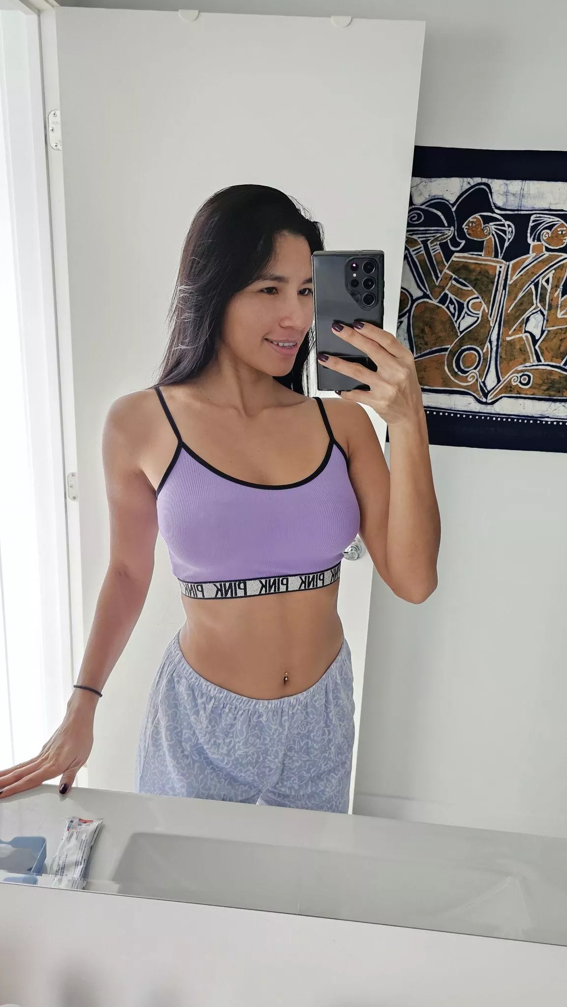 It’s comfy and yes, holds them nicely!